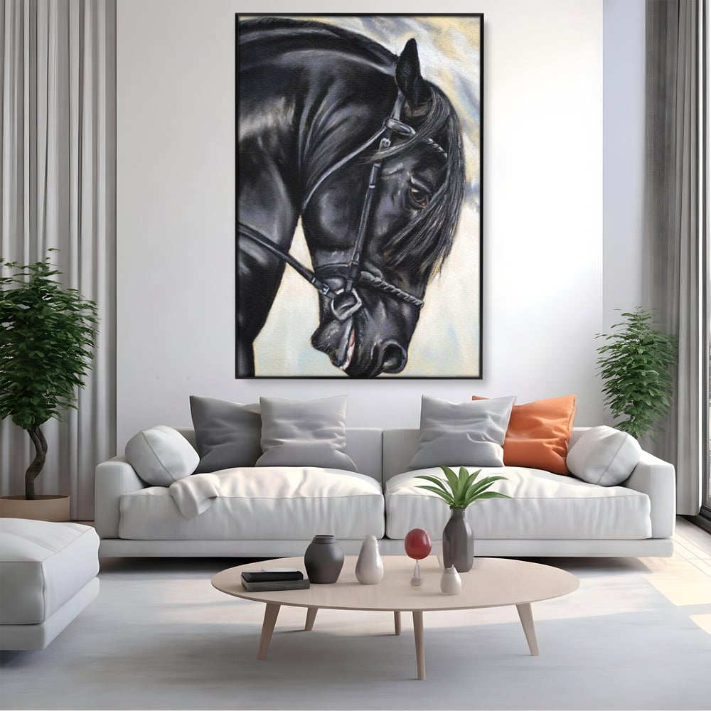Tablou canvas cu tablou canvas cu pictura de armasar negru in profil, in rama de aluminiu negru, pe perete intr-un living